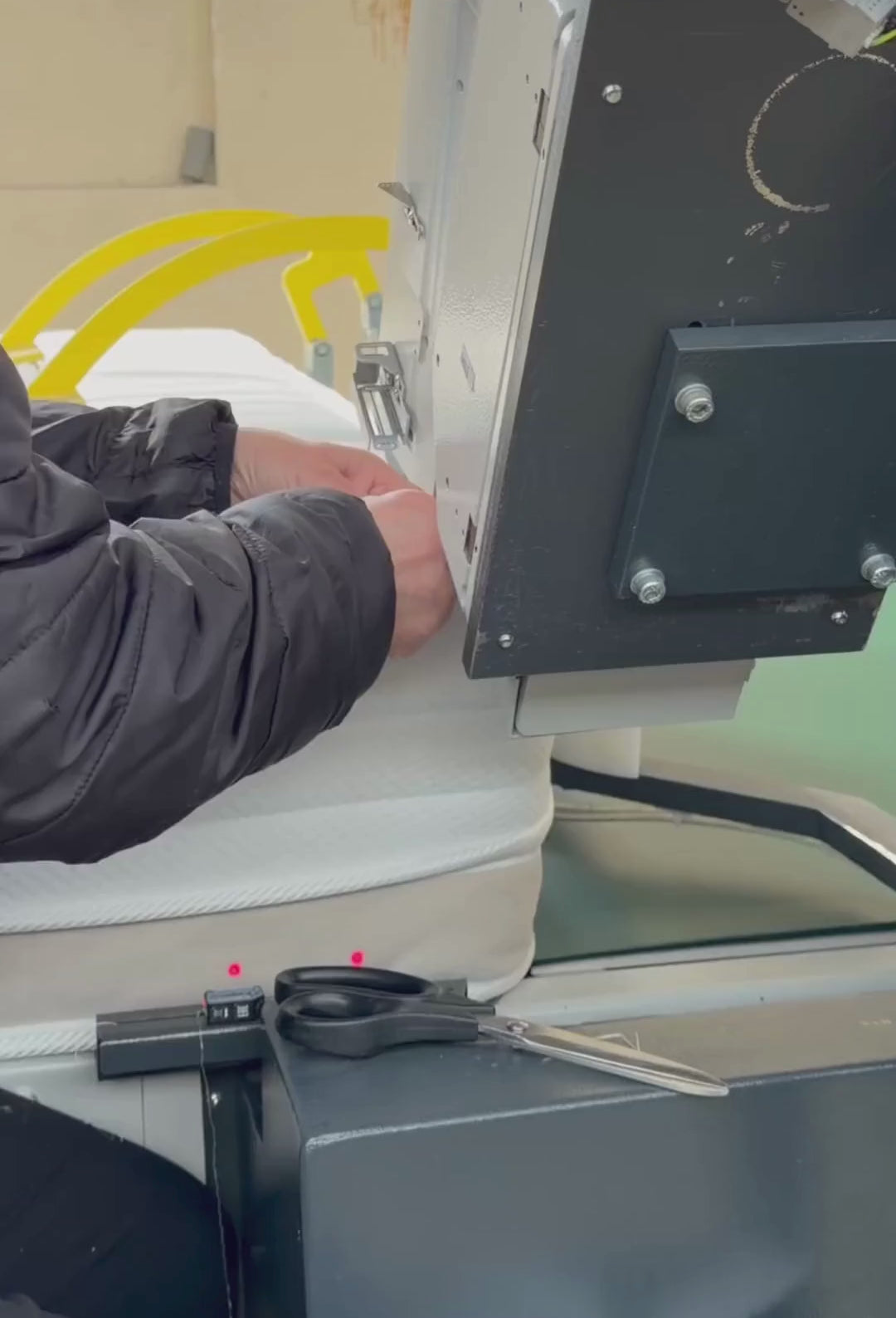 Vidéo de fabrication de matelas Paname Avenue dans laquelle une couturière montre qu'elle maitrise l'art de l'artisanat de qualité