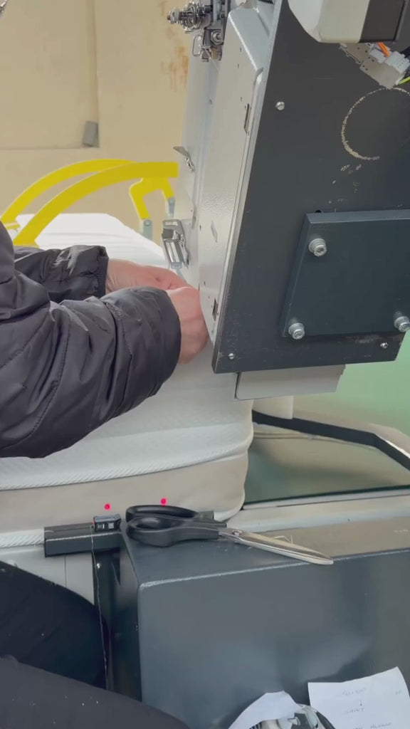 Vidéo de fabrication de matelas Paname Avenue dans laquelle une couturière montre qu'elle maitrise l'art de l'artisanat de qualité