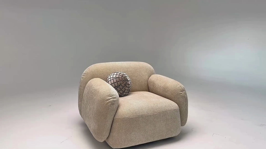 Vidéo de présentation du fauteuil Fontaine en tissu chenille beige, filmé en studio photo. Cette démonstration met en avant le design, les proportions, les accoudoirs et la qualité du revêtement.