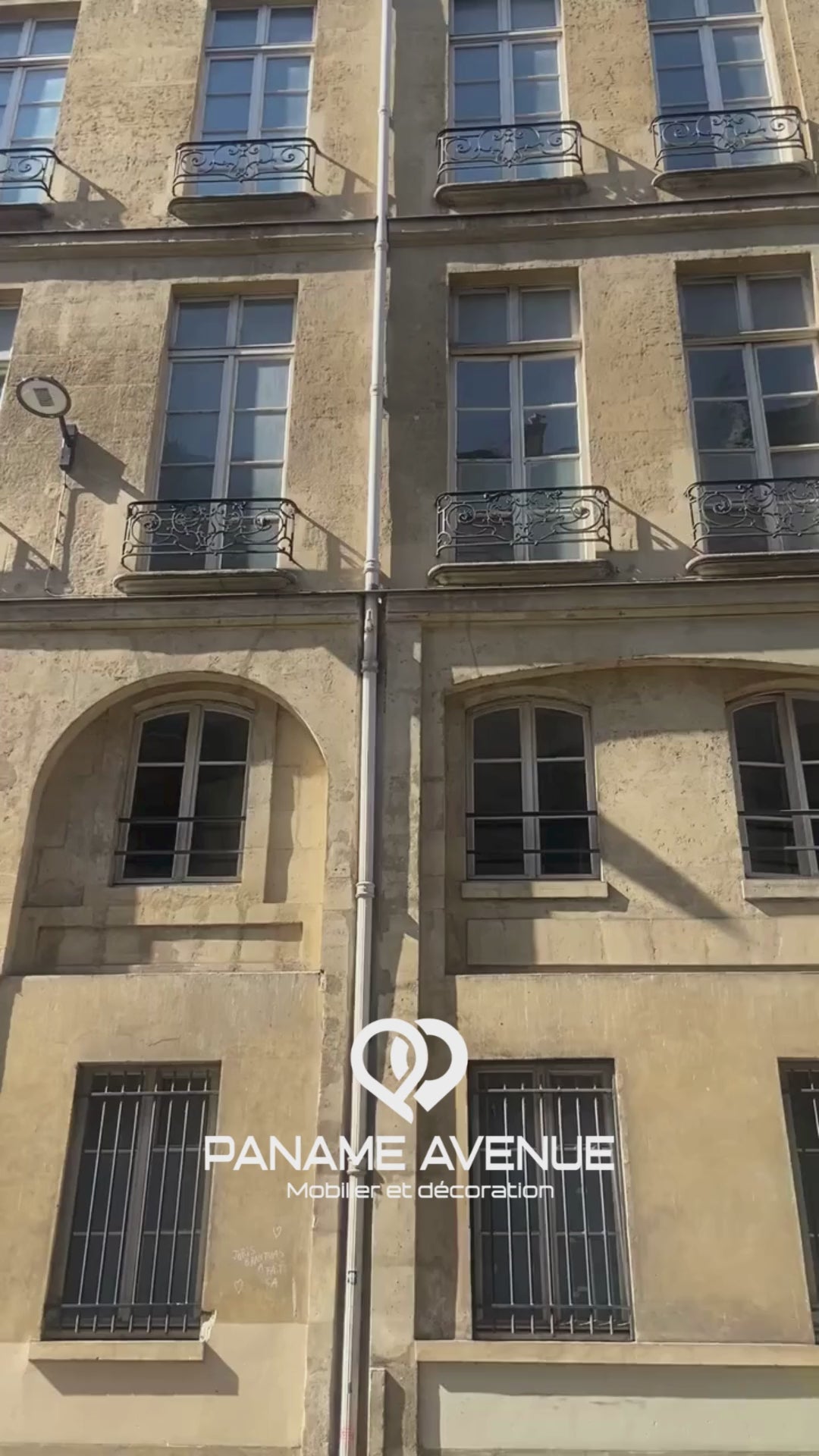 Vidéo du canapé droit 2 places Saint-André-Des-Arts en tissu chenille beige chez un client mettant an avant la qualité du revêtement et la durabilité de la structure.