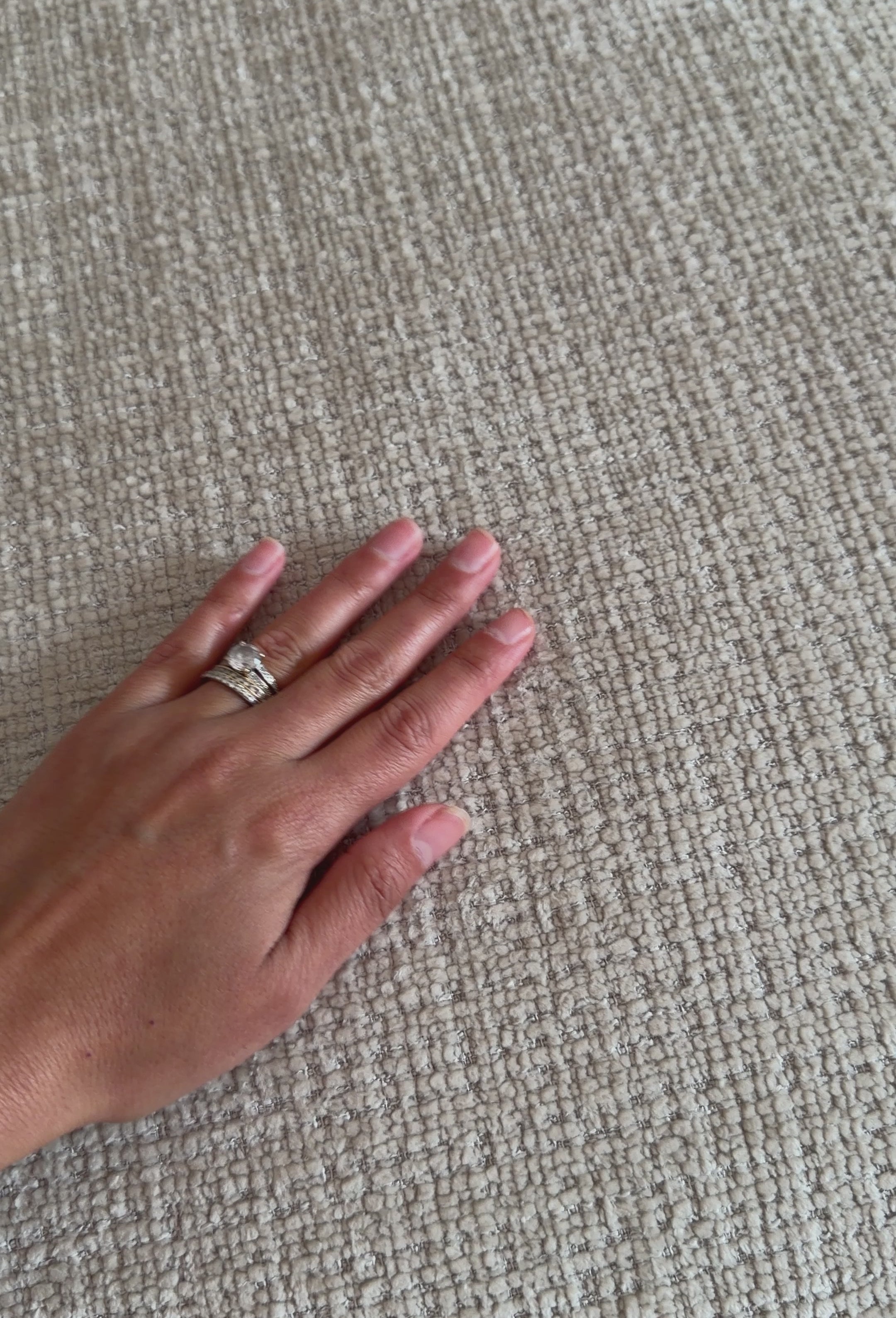 Vidéo d'une cliente caressant le tissu chenille beige de son canapé droit 3 places Duperré de chez Paname Avenue 