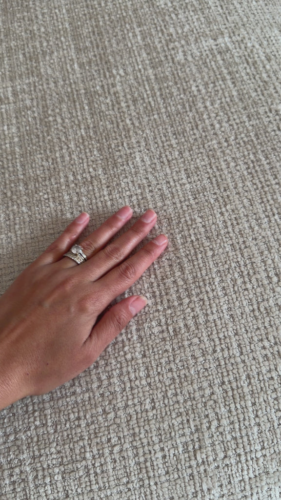 Vidéo d'une cliente caressant le tissu chenille beige de son canapé droit 3 places Duperré de chez Paname Avenue 