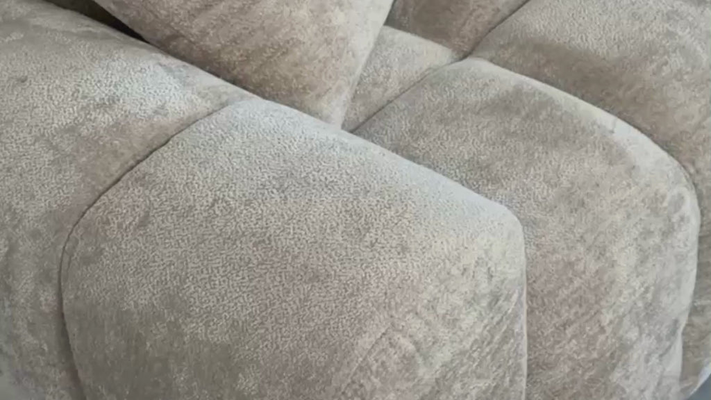Vidéo de présentation du canapé droit Saint-André-des-Arts en tissu chenille beige, filmé en studio photo. Cette démonstration met en avant le design, les proportions, les accoudoirs et la qualité du revêtement.