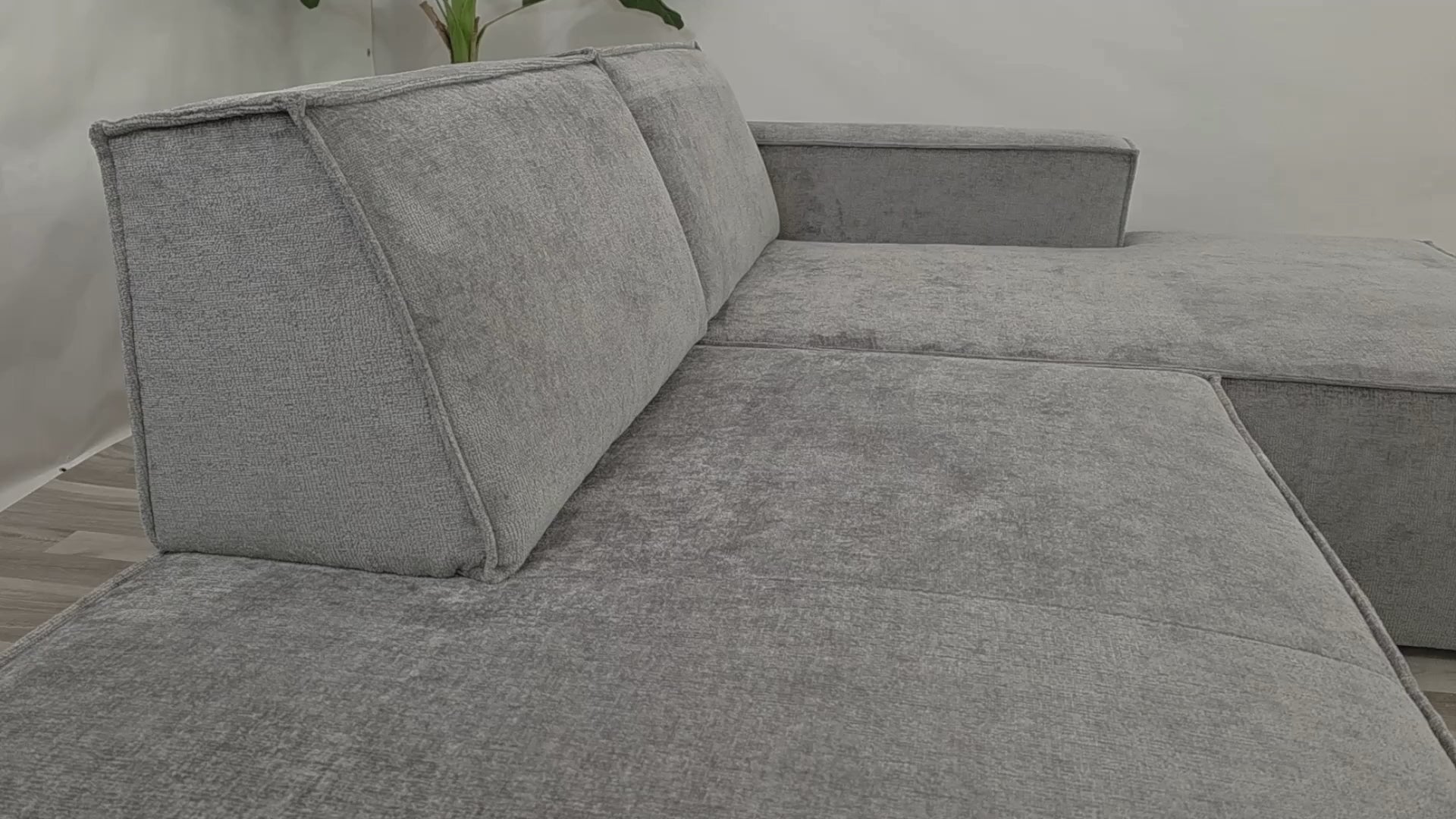 Vidéo de présentation du canapé d'angle droit Prévôt en tissu chenille gris, filmé en studio photo. Cette démonstration met en avant le design, les proportions, les accoudoirs et la qualité du revêtement.