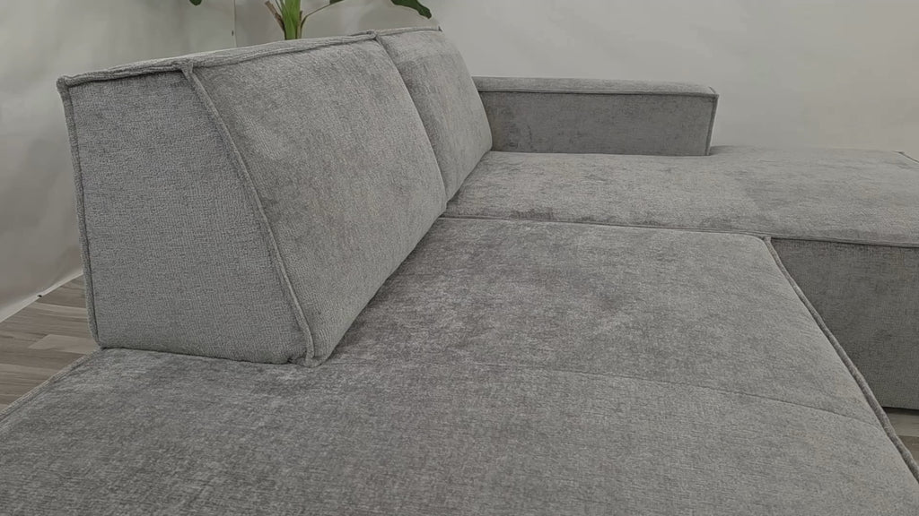 Vidéo de présentation du canapé d'angle droit Prévôt en tissu chenille gris, filmé en studio photo. Cette démonstration met en avant le design, les proportions, les accoudoirs et la qualité du revêtement.