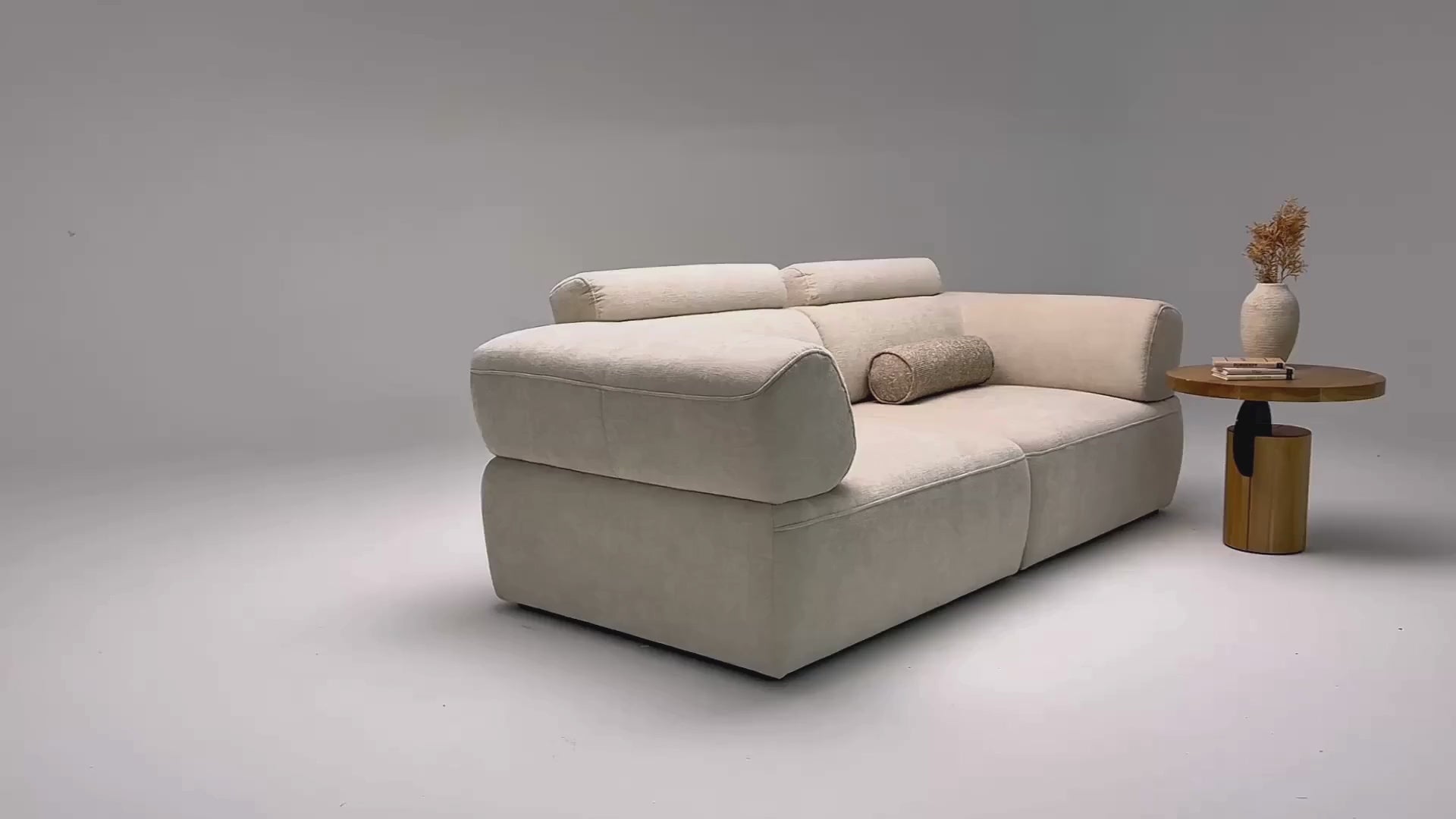 Vidéo de présentation du canapé droit Réaumur en tissu chenille beige, filmé en studio photo. Cette démonstration met en avant le design, les proportions, les accoudoirs et la qualité du revêtement.