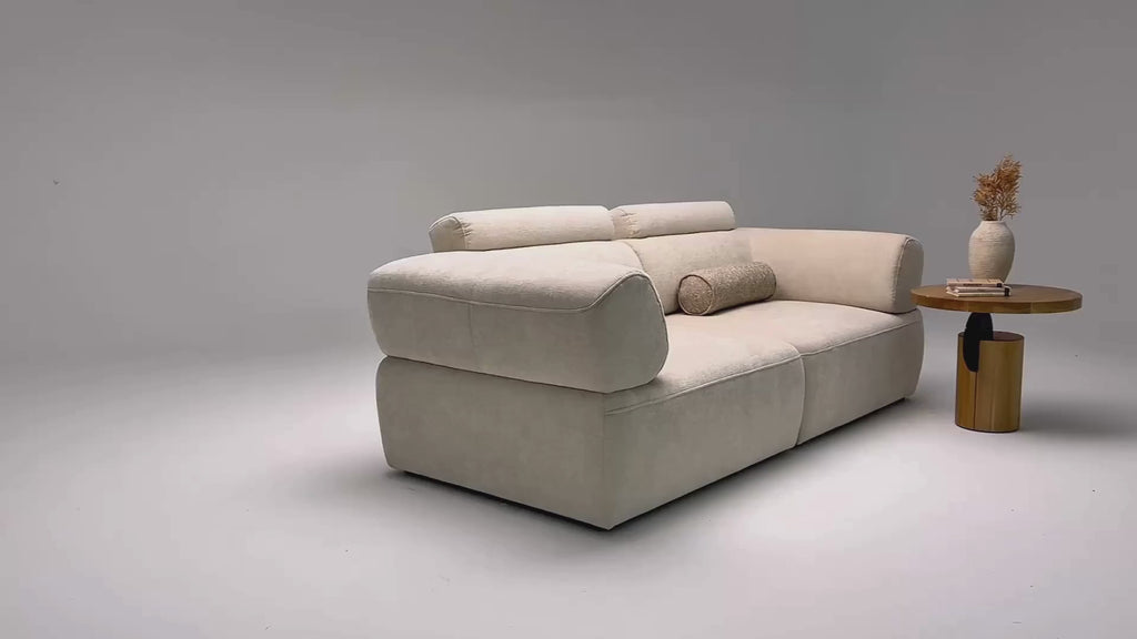Vidéo de présentation du canapé droit Réaumur en tissu chenille beige, filmé en studio photo. Cette démonstration met en avant le design, les proportions, les accoudoirs et la qualité du revêtement.