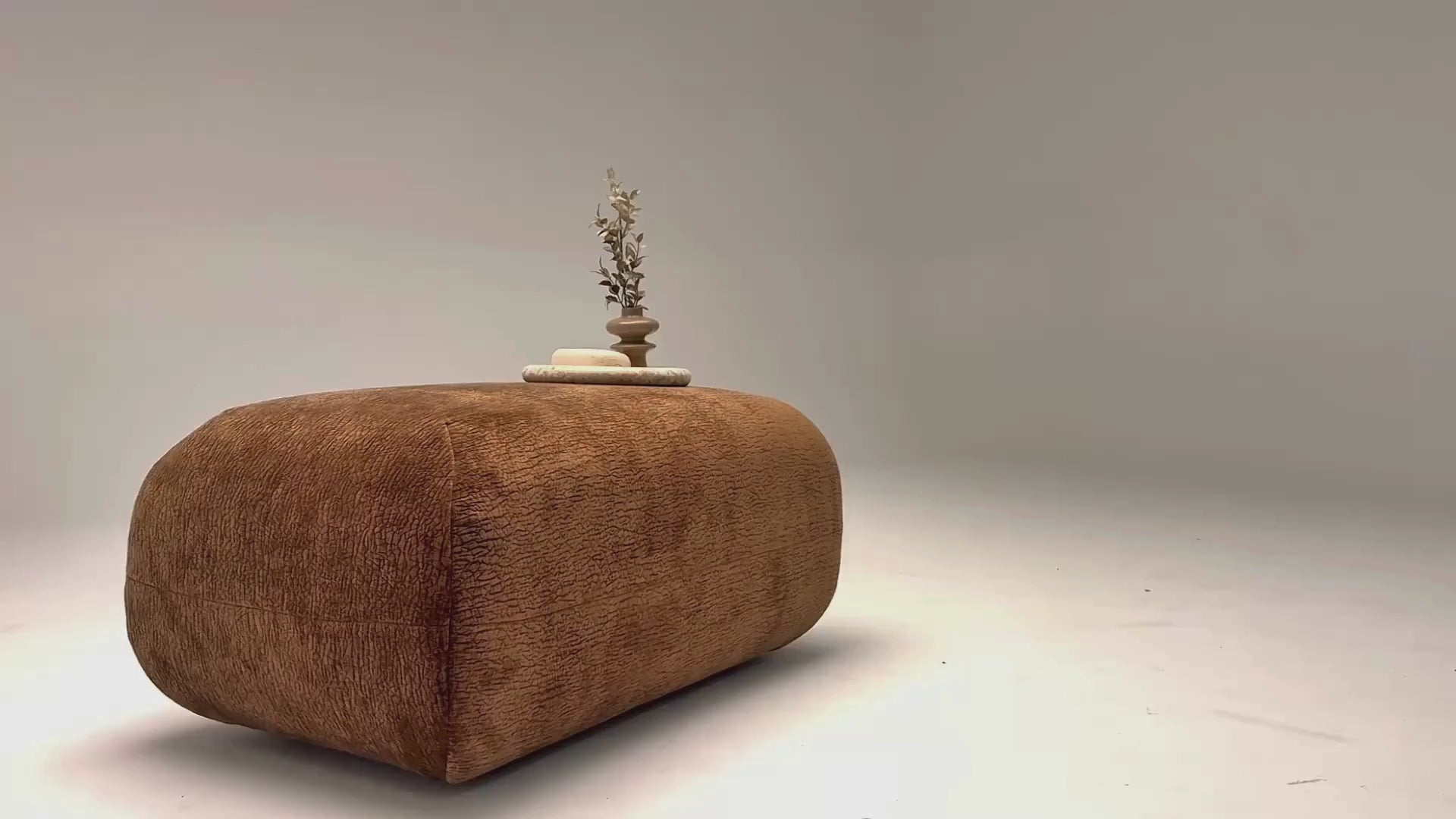 Vidéo de présentation du pouf Blainville en tissu chenille terracotta, filmé en studio photo. Cette démonstration met en avant le design, les proportions, et la qualité du revêtement.