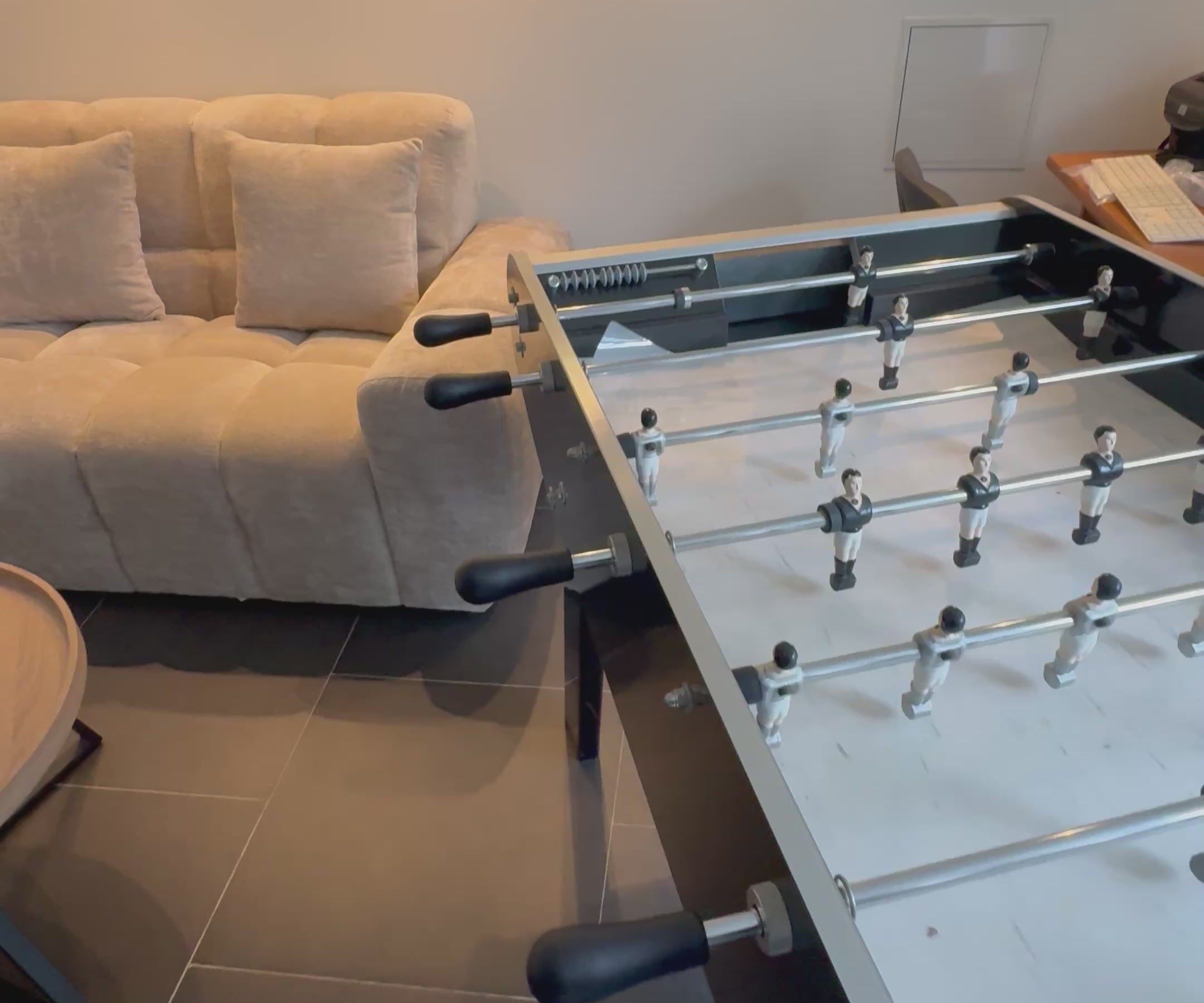 Vidéo d'un client filmant dans son espace bureautique le canapé droit Saint-André-Des-Arts en tissu chenille beige