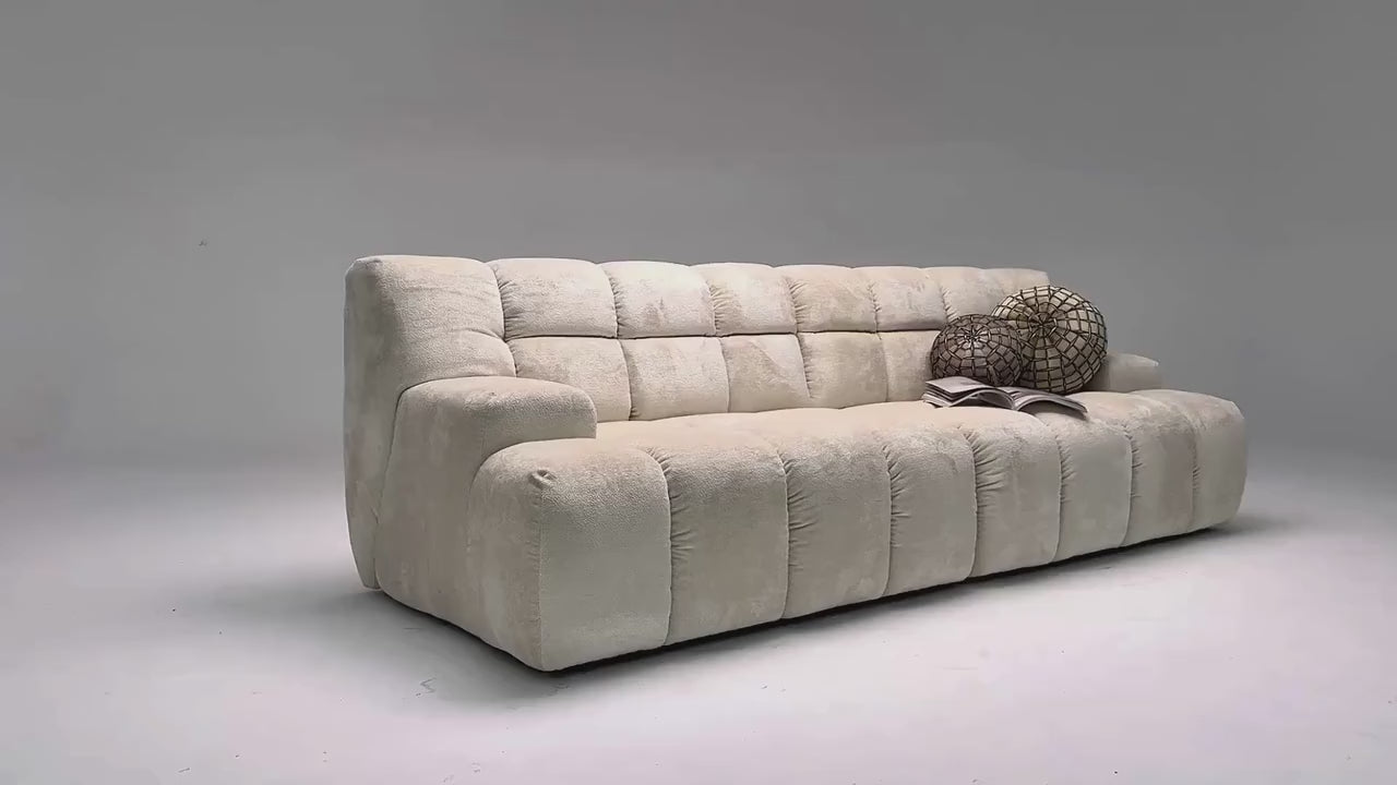 Vidéo de présentation du canapé droit Saint-Honoré en tissu chenille beige, filmé en studio photo. Cette démonstration met en avant le design, les proportions, les accoudoirs et la qualité du revêtement.
