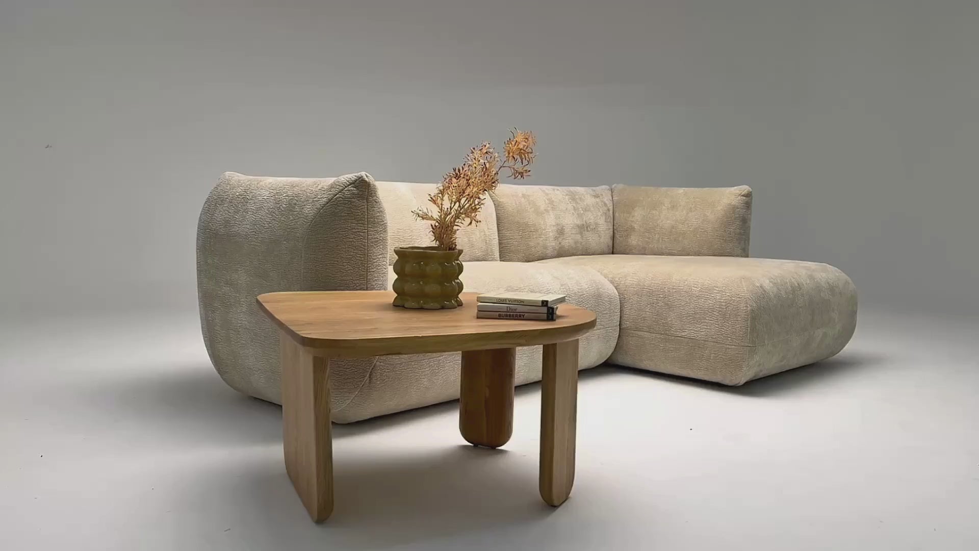 Vidéo de présentation du canapé d'angle Sainte-Croix en tissu chenille beige, filmé en studio photo. Cette démonstration met en avant le design, les proportions, les accoudoirs et la qualité du revêtement.