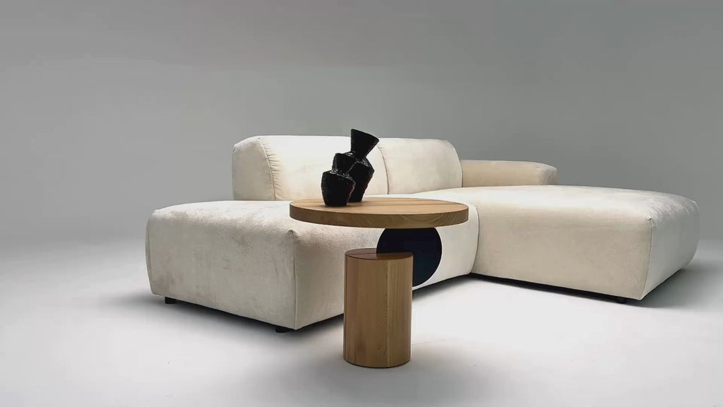 Vidéo de présentation du canapé d'angle Temple en tissu chenille beige, filmé en studio photo. Cette démonstration met en avant le design, les proportions, les accoudoirs et la qualité du revêtement.
