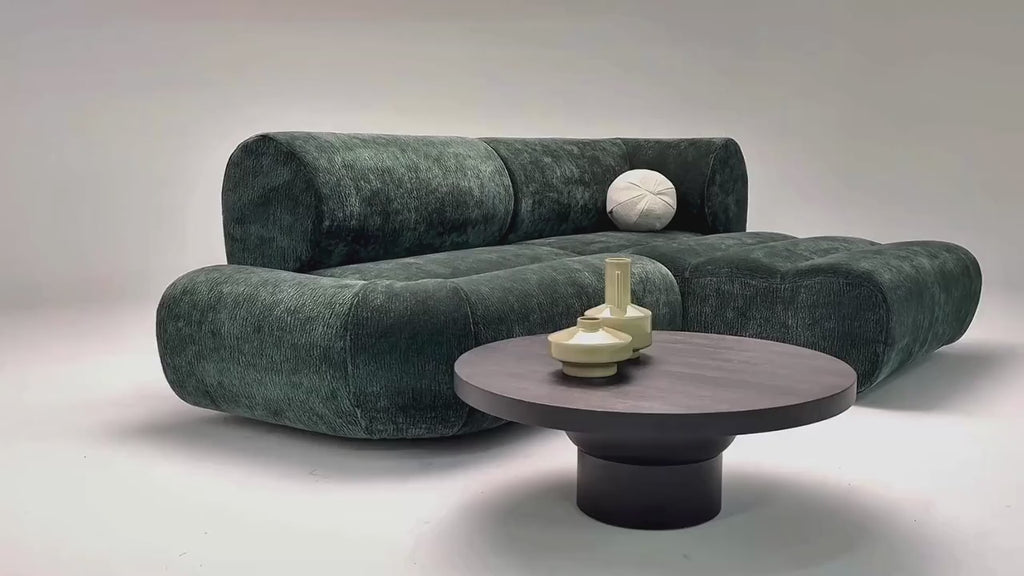 Vidéo de présentation du canapé d'angle Saint Denis en tissu chenille vert, filmé en studio photo. Cette démonstration met en avant le design, les proportions, les accoudoirs et la qualité du revêtement.