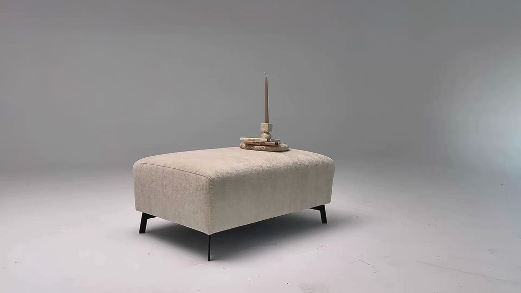 Vidéo de présentation du pouf Douai en tissu chenille beige, filmé en studio photo. Cette démonstration met en avant le design, les proportions, et la qualité du revêtement.