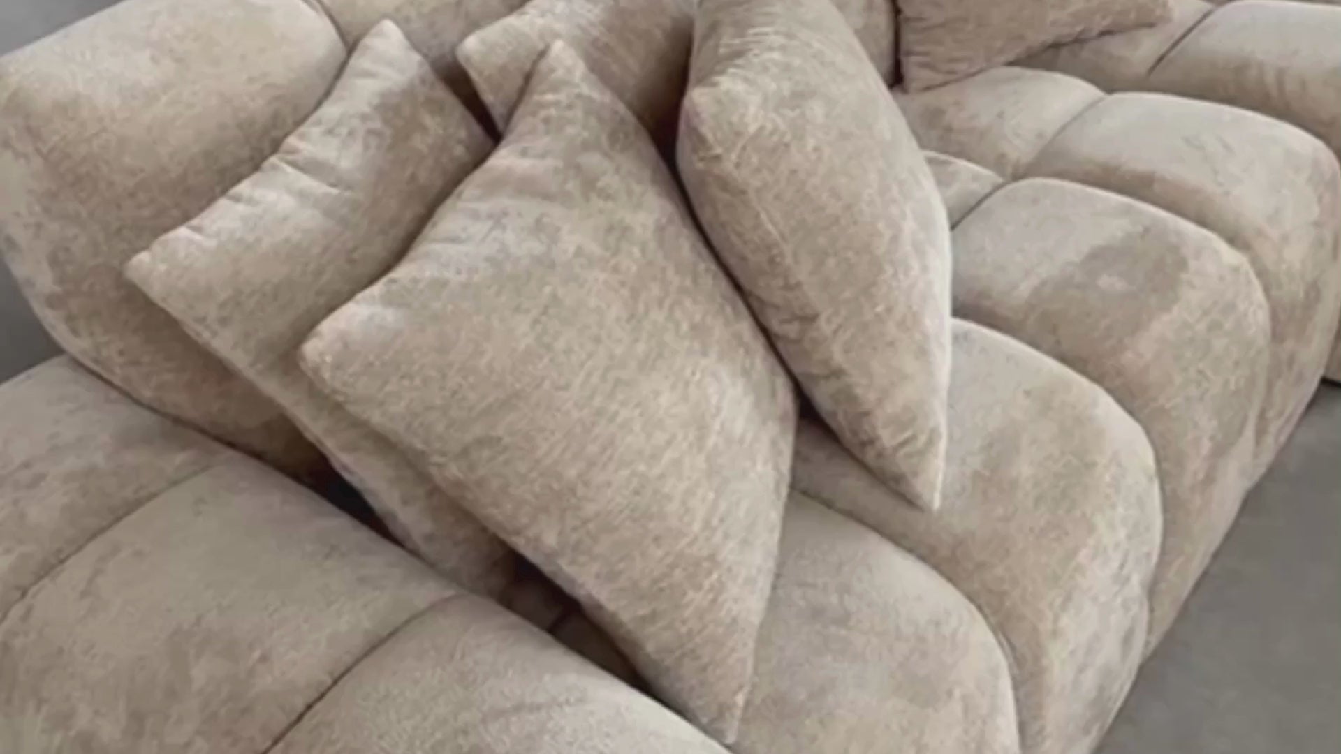 Vidéo de présentation du canapé droit Fontaine-au-Roi en tissu chenille beige, filmé en studio photo. Cette démonstration met en avant le design, les proportions, les accoudoirs et la qualité du revêtement.