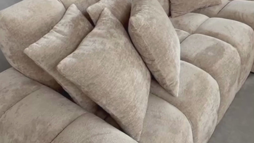 Vidéo de présentation du canapé droit Fontaine-au-Roi en tissu chenille beige, filmé en studio photo. Cette démonstration met en avant le design, les proportions, les accoudoirs et la qualité du revêtement.