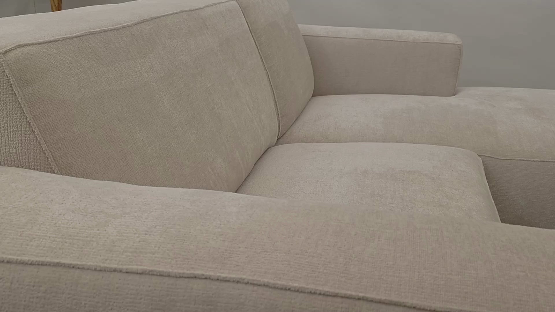 Vidéo de présentation du canapé d'angle Roi-de-Sicile en tissu chenille beige, filmé en studio photo. Cette démonstration met en avant le design, les proportions, les accoudoirs et la qualité du revêtement.