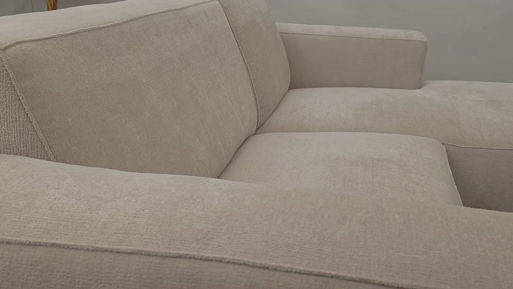 Vidéo de présentation du canapé d'angle Roi-de-Sicile en tissu chenille beige, filmé en studio photo. Cette démonstration met en avant le design, les proportions, les accoudoirs et la qualité du revêtement.