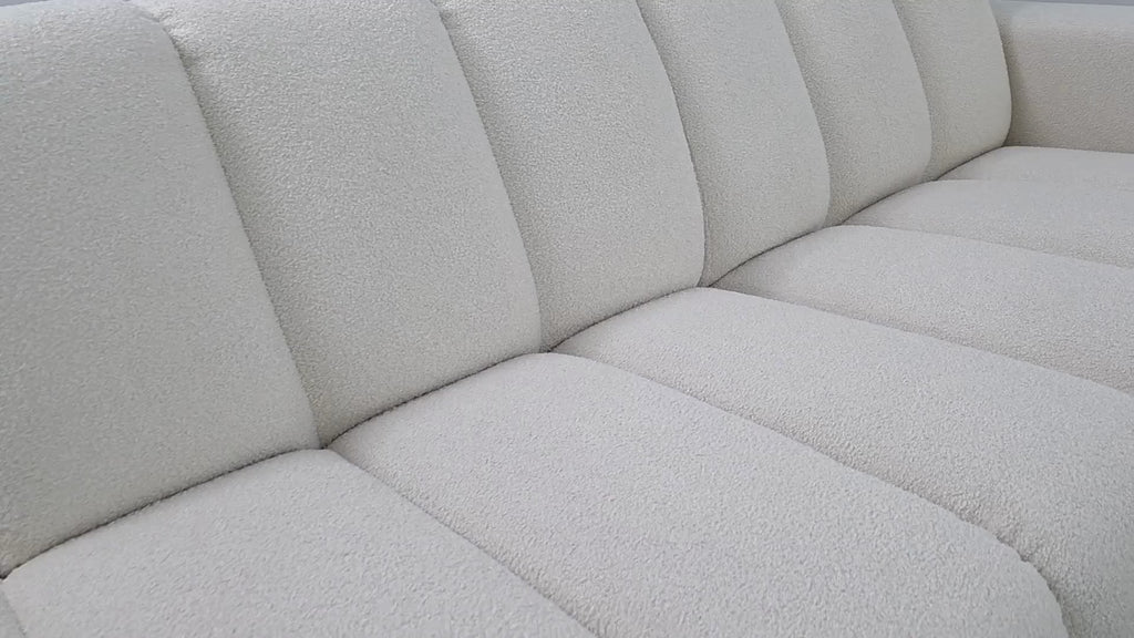 Vidéo de présentation du canapé d'angle droit Chemin Vert en tissu chenille beige, filmé en studio photo. Cette démonstration met en avant le design, les proportions, les accoudoirs et la qualité du revêtement.