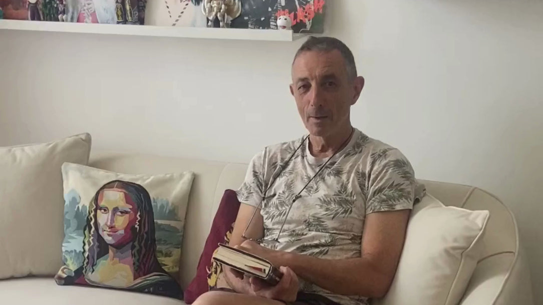 Vidéo d'un retour client sur le confort et la qualité du canapé droit 3 places Faubourg-Saint-Martin en velours lisse beige. 