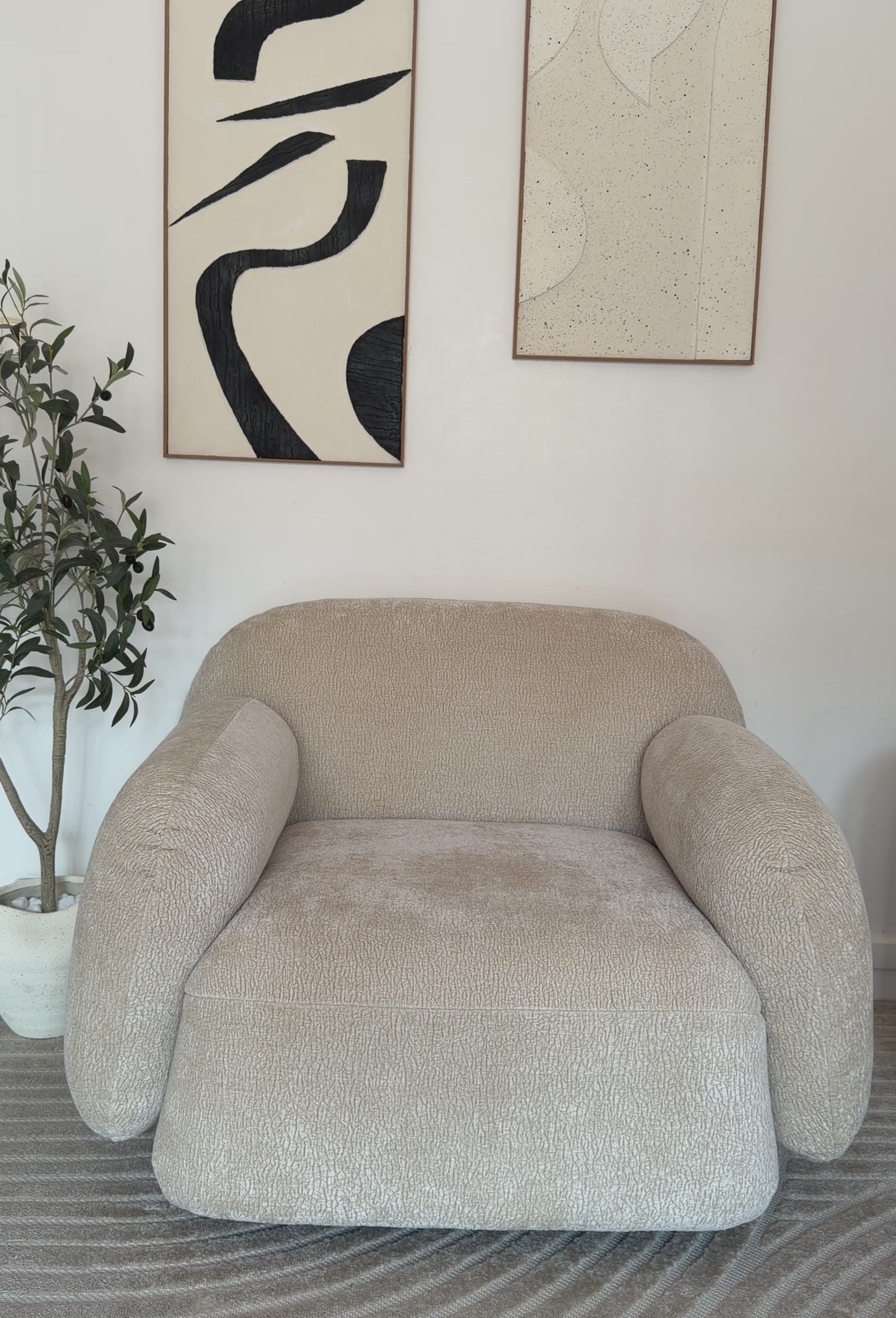 Vidéo d'une cliente filmant dans son salon le fauteuil Fontaine de chez Paname Avenue en tissu chenille beige dans une ambiance chaleureuse et lumineuse.