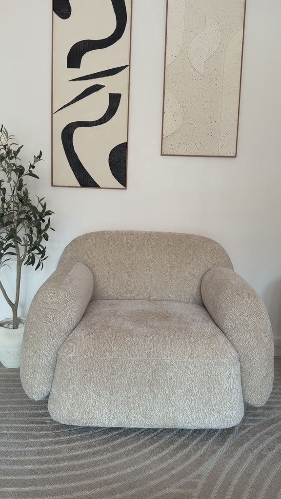 Vidéo d'une cliente filmant dans son salon le fauteuil Fontaine de chez Paname Avenue en tissu chenille beige dans une ambiance chaleureuse et lumineuse.