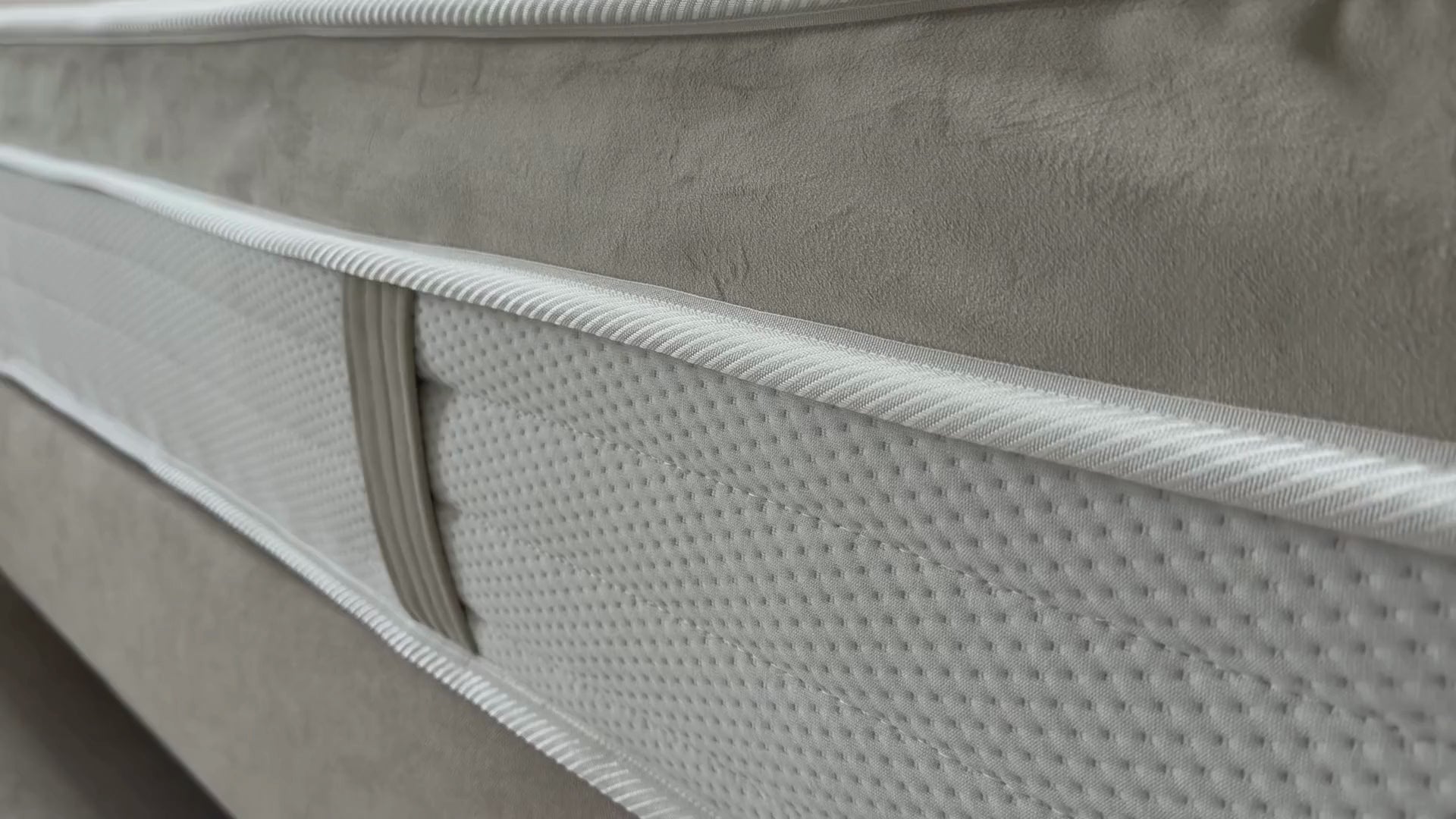 Vidéo du tissu velours lisse du matelas Saint Sulpice Paname Avenue
