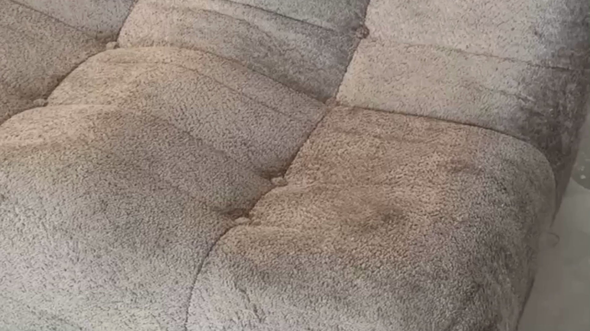 Vidéo de présentation du canapé droit Faubourg-du-Temple en tissu chenille taupe, filmé en studio photo. Cette démonstration met en avant le design, les proportions, et la qualité du revêtement.