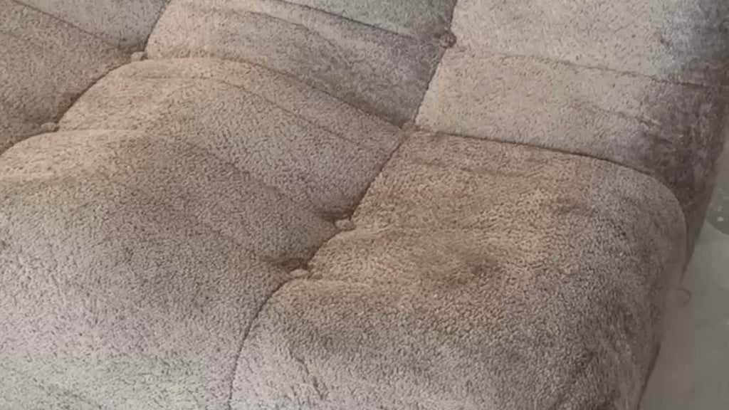 Vidéo de présentation du canapé droit Faubourg-du-Temple en tissu chenille taupe, filmé en studio photo. Cette démonstration met en avant le design, les proportions, et la qualité du revêtement.