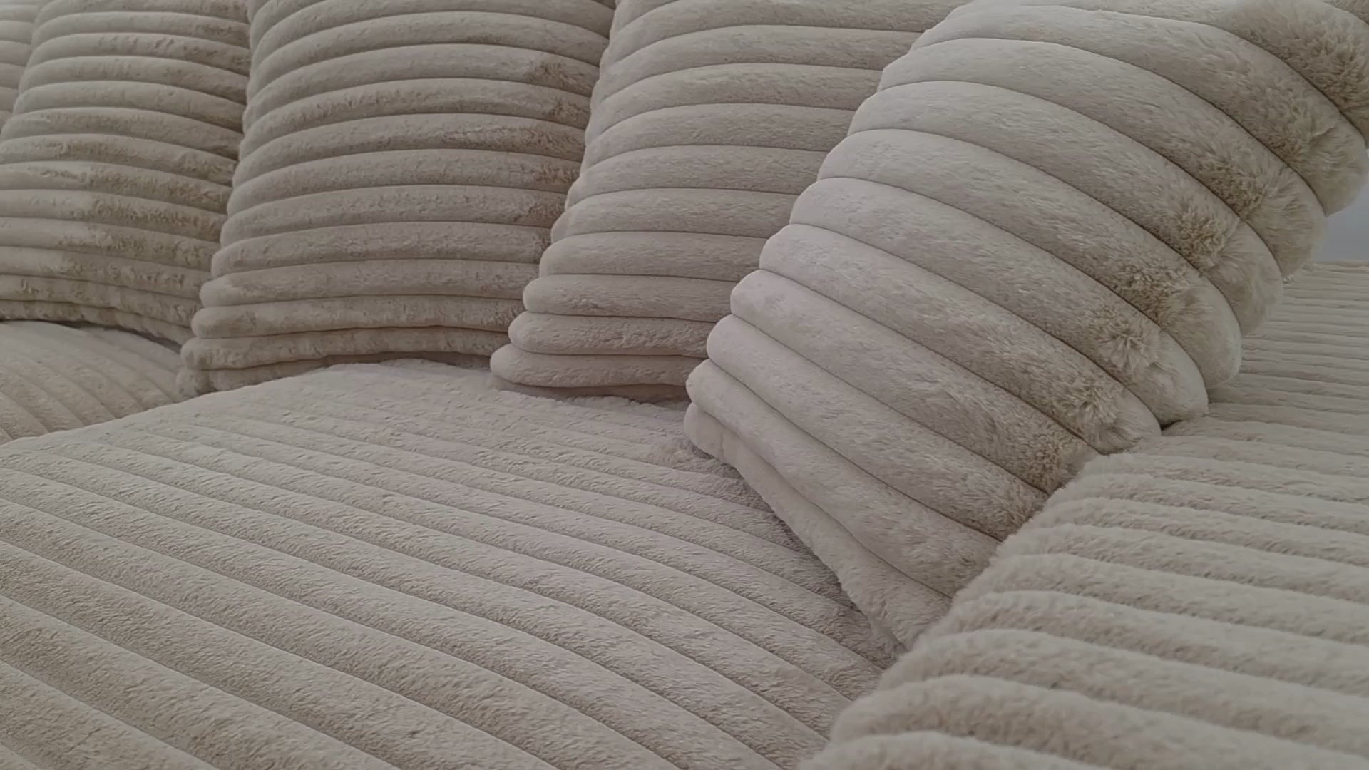 Vidéo de présentation du canapé droit Croix-des-Petits-Champs en tissu gros velours côtelé beige, filmé en studio photo. Cette démonstration met en avant le design, les proportions, les accoudoirs et la qualité du revêtement.