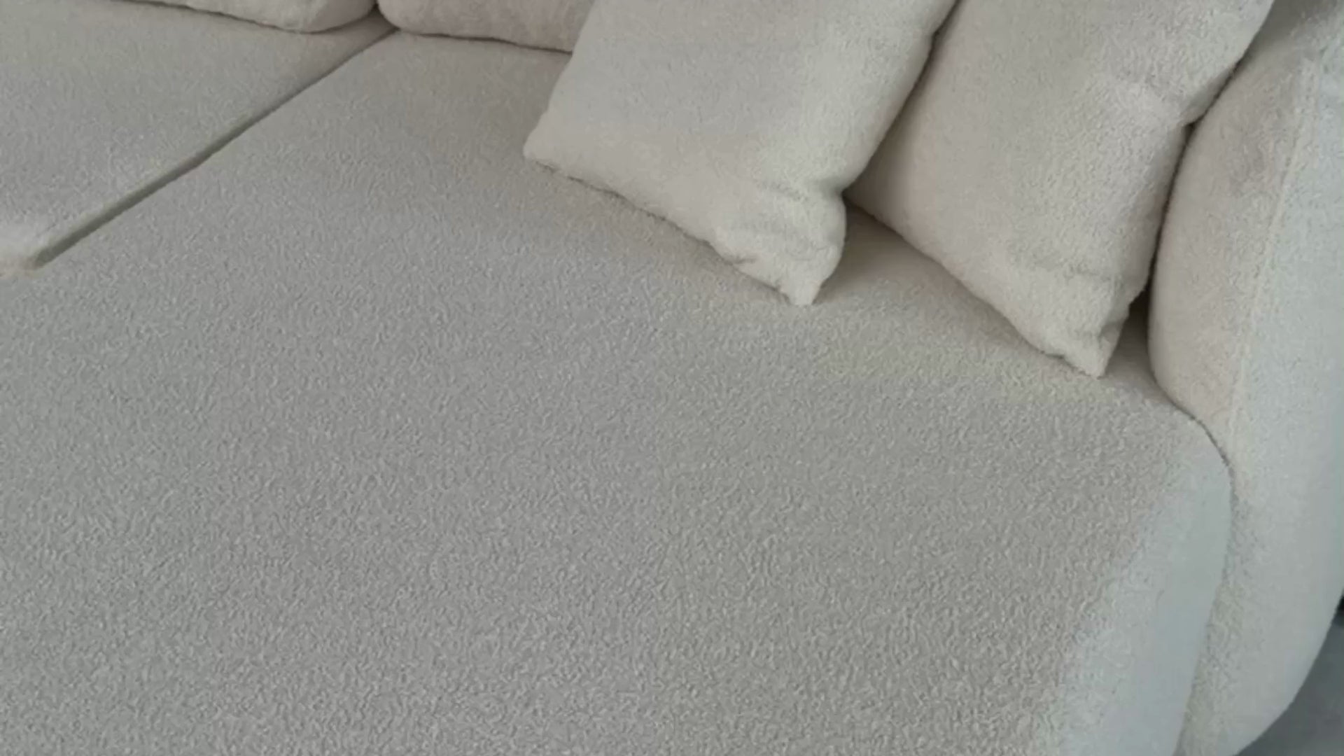 Vidéo de présentation du canapé d'angle convertible Charlot en tissu bouclette beige, filmé en studio photo. Cette démonstration met en avant le design, les proportions, les accoudoirs et la qualité du revêtement.