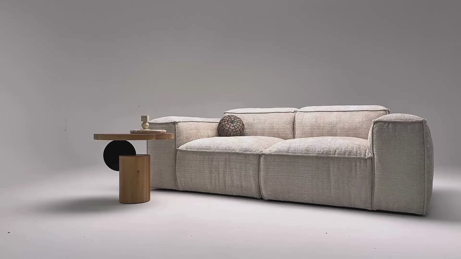 Vidéo de présentation du canapé droit Lacépède en tissu chenille beige, filmé en studio photo. Cette démonstration met en avant le design, les proportions, les accoudoirs et la qualité du revêtement.