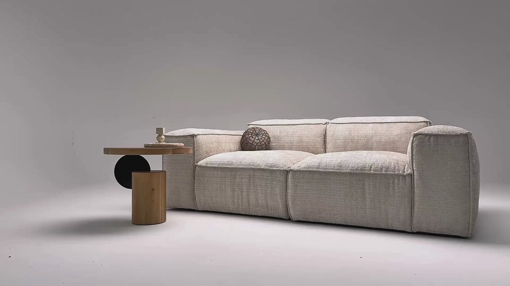 Vidéo de présentation du canapé droit Lacépède en tissu chenille beige, filmé en studio photo. Cette démonstration met en avant le design, les proportions, les accoudoirs et la qualité du revêtement.