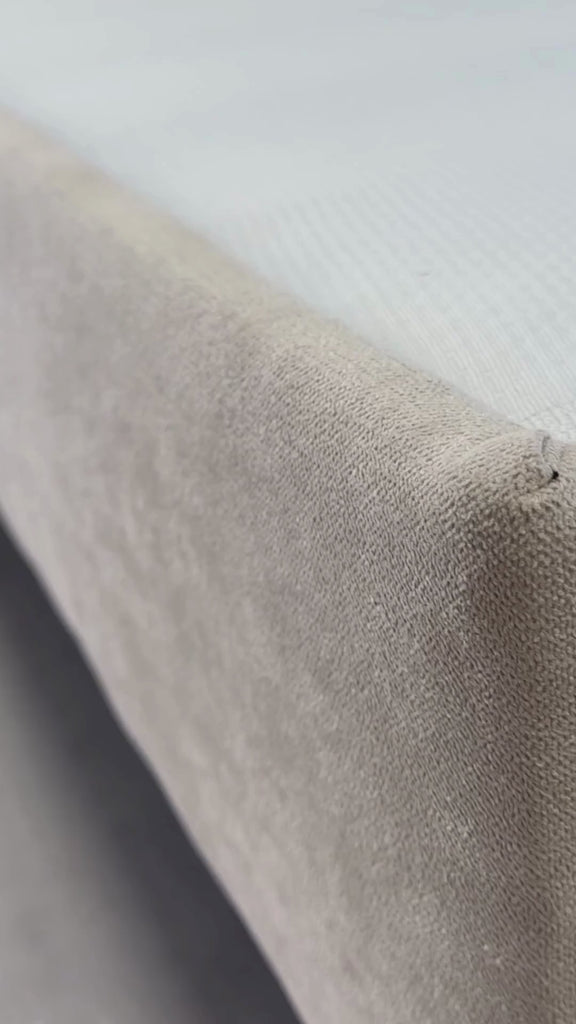 Vidéo du tissu chenille du sommier tapissier 140x200 cm Richard Lenoir de chez Paname Avenue