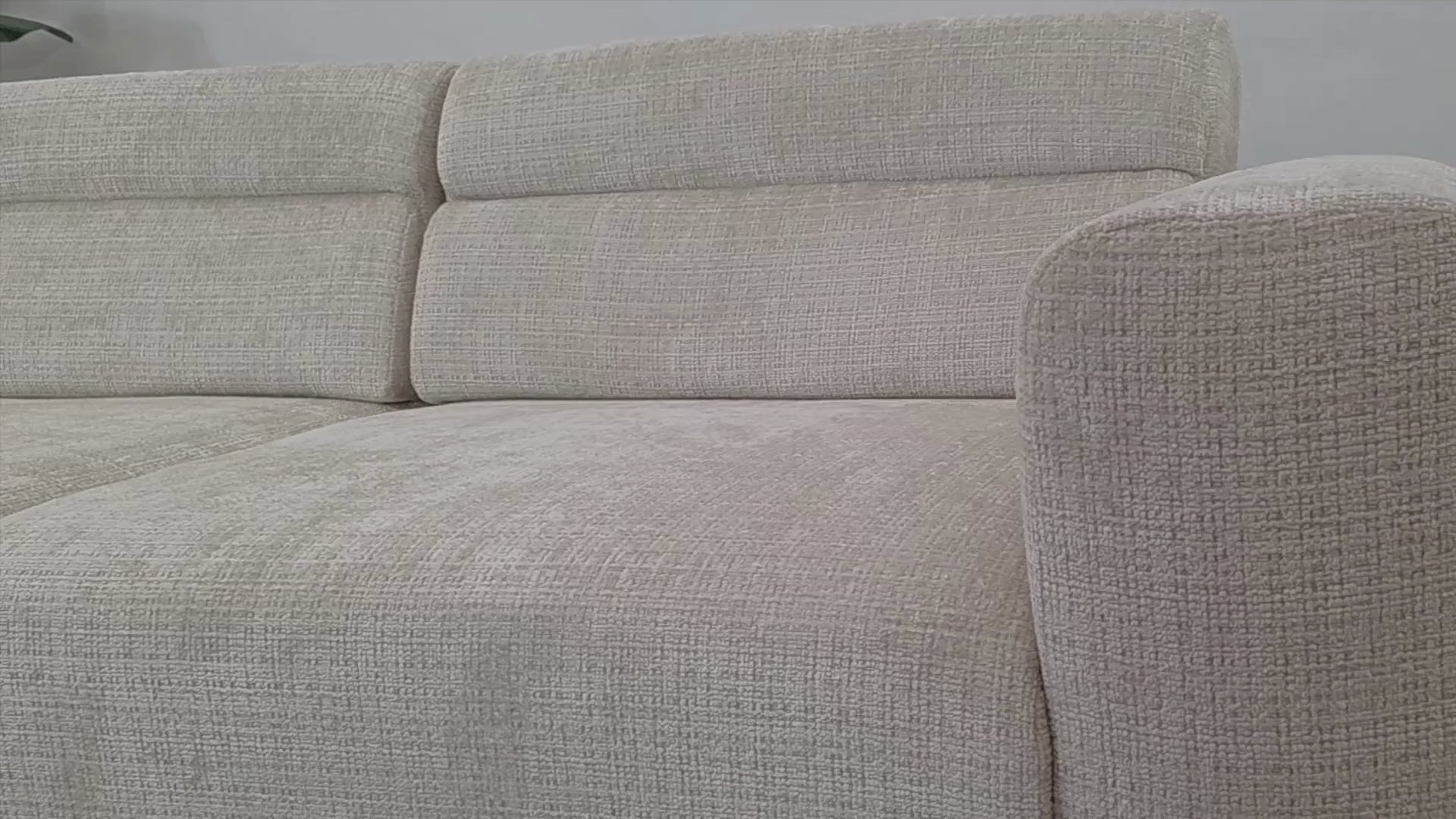 Vidéo de présentation du canapé droit Sommerard en tissu chenille beige, filmé en studio photo. Cette démonstration met en avant le design, les proportions, les accoudoirs et la qualité du revêtement.