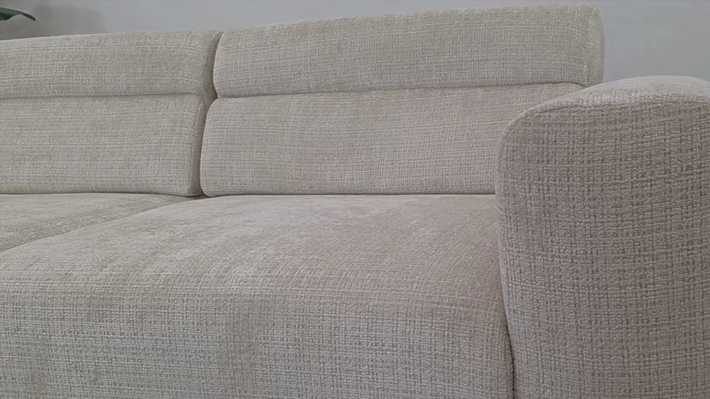 Vidéo de présentation du canapé droit Sommerard en tissu chenille beige, filmé en studio photo. Cette démonstration met en avant le design, les proportions, les accoudoirs et la qualité du revêtement.