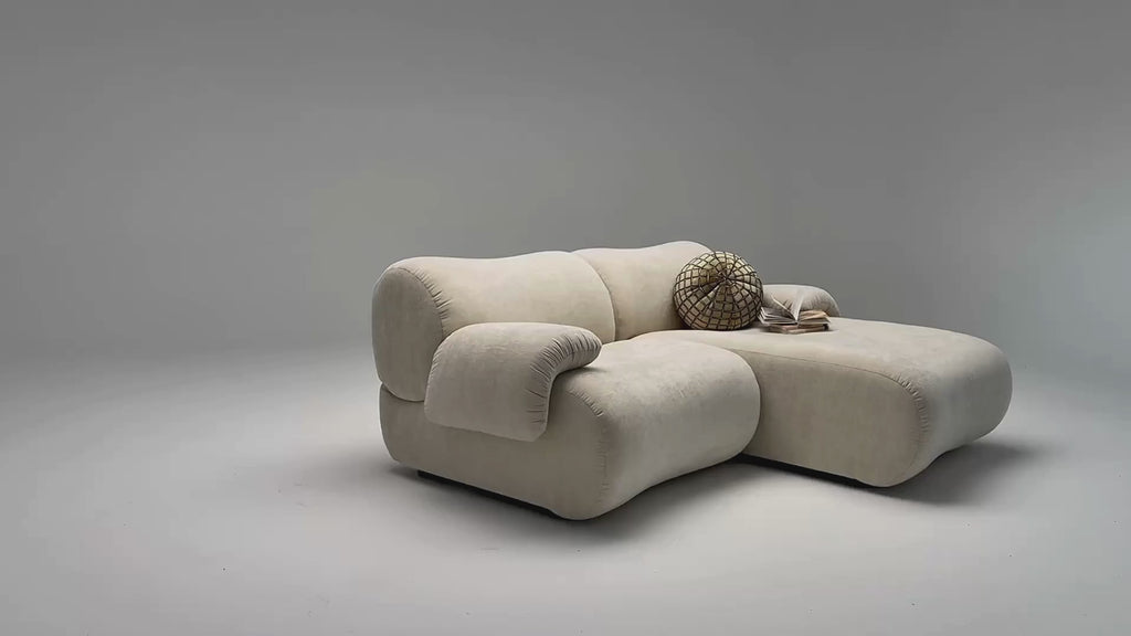 Vidéo de présentation du canapé d'angle Pot-de-Fer en tissu chenille beige, filmé en studio photo. Cette démonstration met en avant le design, les proportions, les accoudoirs et la qualité du revêtement.