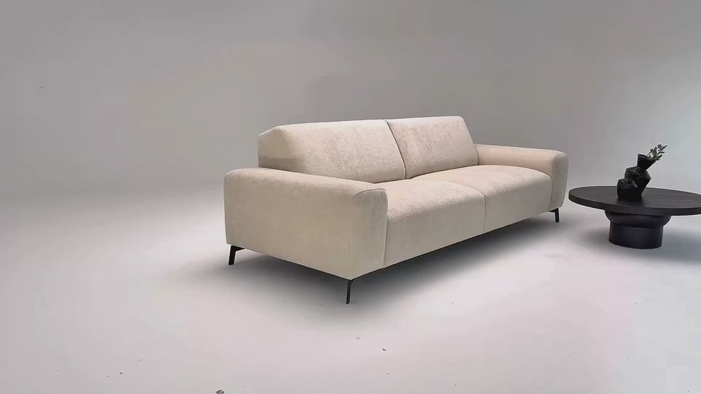 Vidéo de présentation du canapé droit Frochot en tissu chenille beige, filmé en studio photo. Cette démonstration met en avant le design, les proportions, les accoudoirs et la qualité du revêtement.