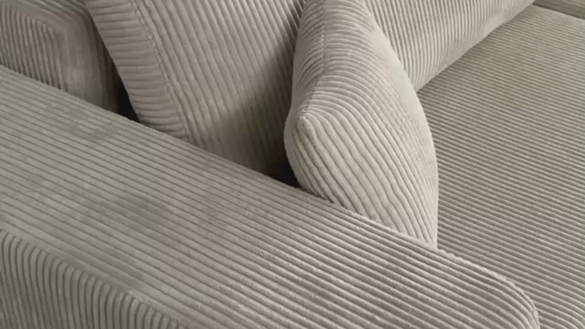 Vidéo de présentation du canapé droit Barres en tissu petit velours côtelé beige, filmé en studio photo. Cette démonstration met en avant le design, les proportions, les accoudoirs et la qualité du revêtement.