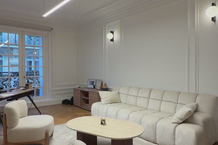 Canapé Saint-Honoré et fauteuils Rivoli de chez Paname Avenue installés dans un bureau au style haussmannien de la rue Caumartin à Paris.