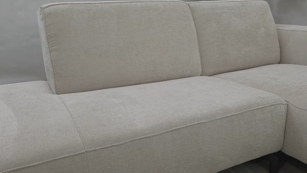 Vidéo de présentation du canapé d'angle Blanche en tissu chenille beige, filmé en studio photo. Cette démonstration met en avant le design, les proportions, les accoudoirs et la qualité du revêtement.
