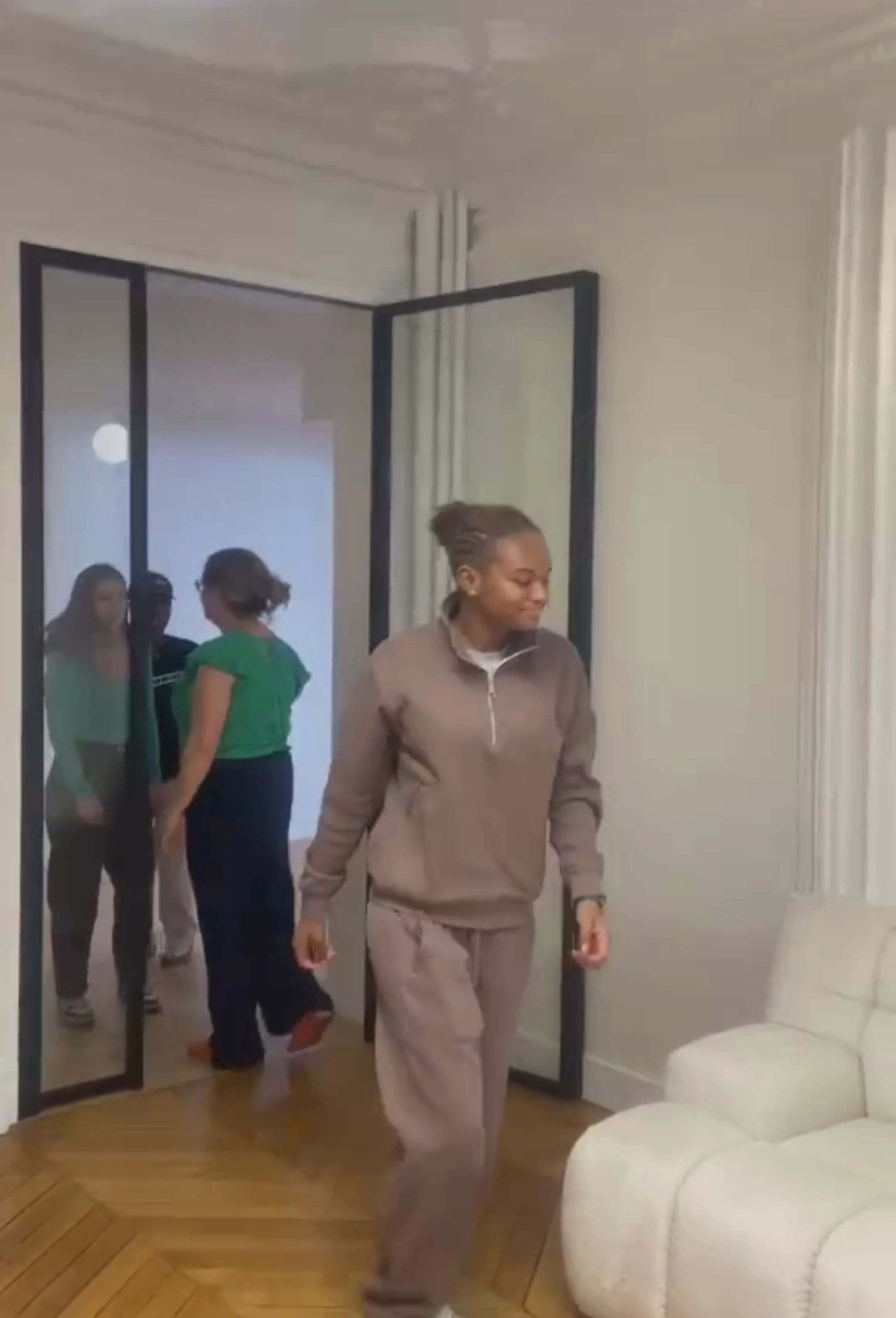 Vidéo du canapé droit 4 places Saint-Honoré en tissu chenille beige de chez Paname Avenue installé dans les bureaux des Déterminés et testant le confort et la qualité du canapé.