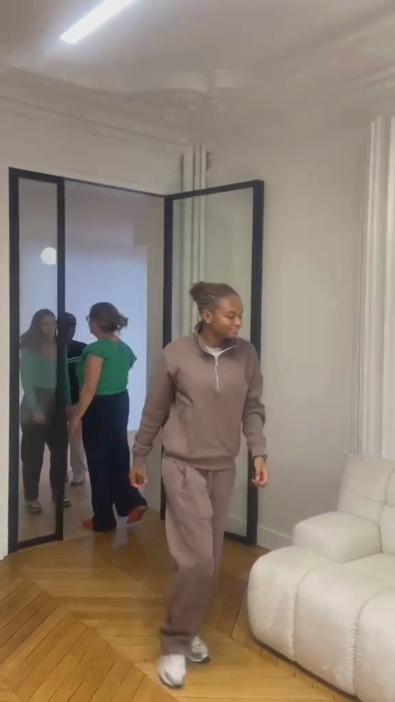 Vidéo du canapé droit 4 places Saint-Honoré en tissu chenille beige de chez Paname Avenue installé dans les bureaux des Déterminés et testant le confort et la qualité du canapé.