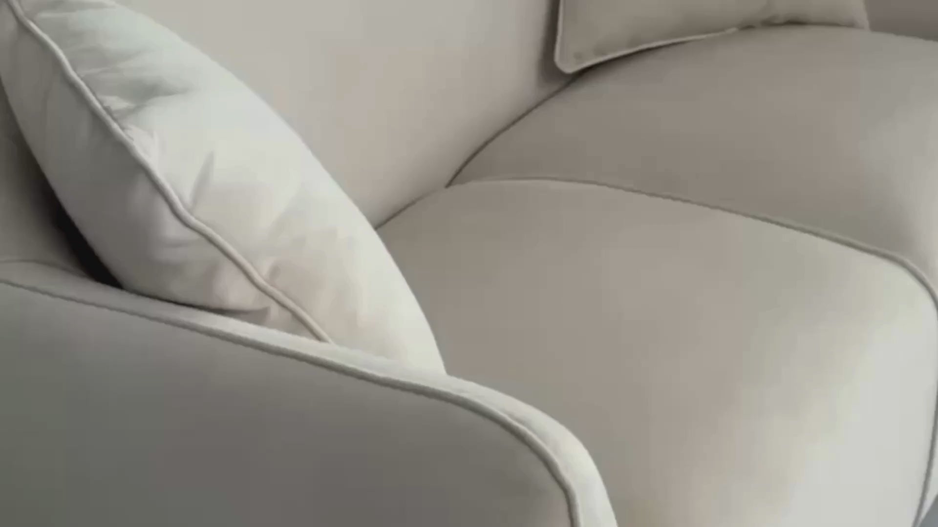 Vidéo de présentation du canapé droit Meslay en tissu velours lisse beige, filmé en studio photo. Cette démonstration met en avant le design, les proportions, les accoudoirs et la qualité du revêtement.