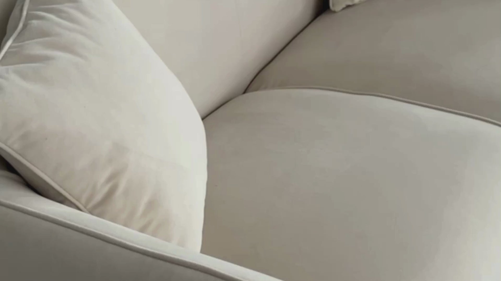 Vidéo de présentation du canapé droit Faubourg-Saint-Martin en tissu velours lisse beige, filmé en studio photo. Cette démonstration met en avant le design, les proportions, les accoudoirs et la qualité du revêtement.
