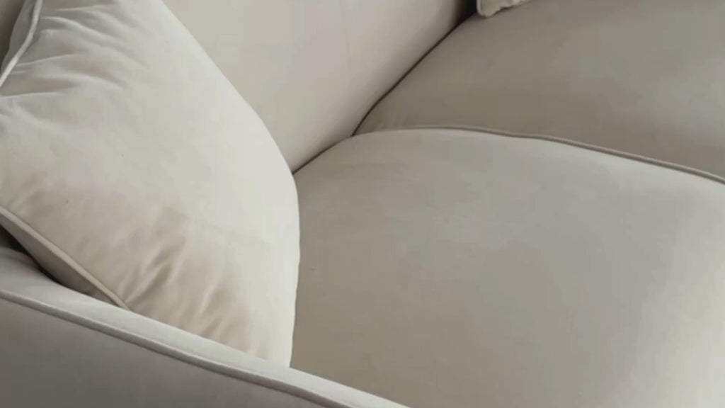 Vidéo de présentation du canapé droit Faubourg-Saint-Martin en tissu velours lisse beige, filmé en studio photo. Cette démonstration met en avant le design, les proportions, les accoudoirs et la qualité du revêtement.