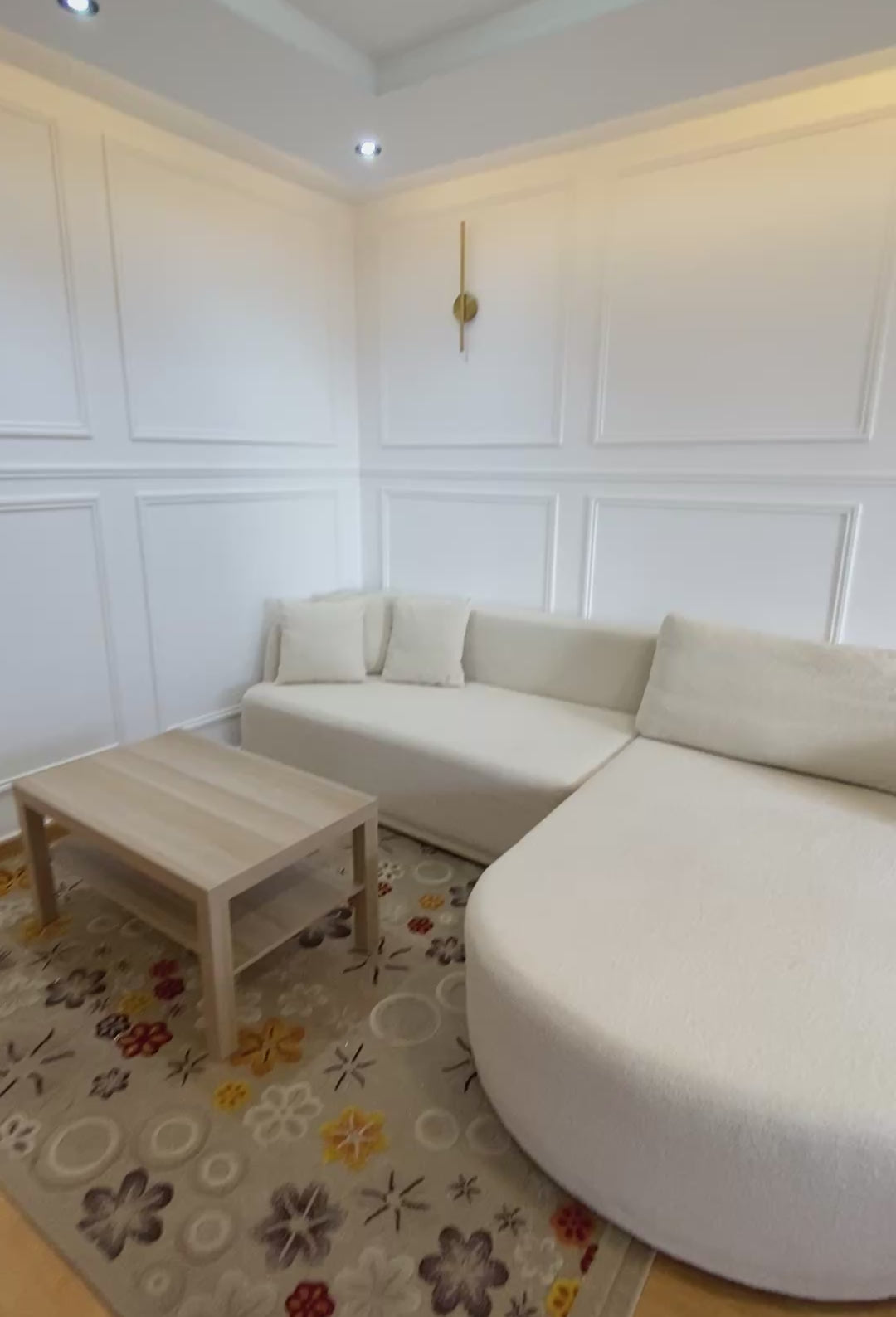 Vidéo d'un client filmant dans son salon type haussmannien avec parquet le canapé d'angle convertible Charlot de chez Paname Avenue en tissu bouclette beige - Retour client
