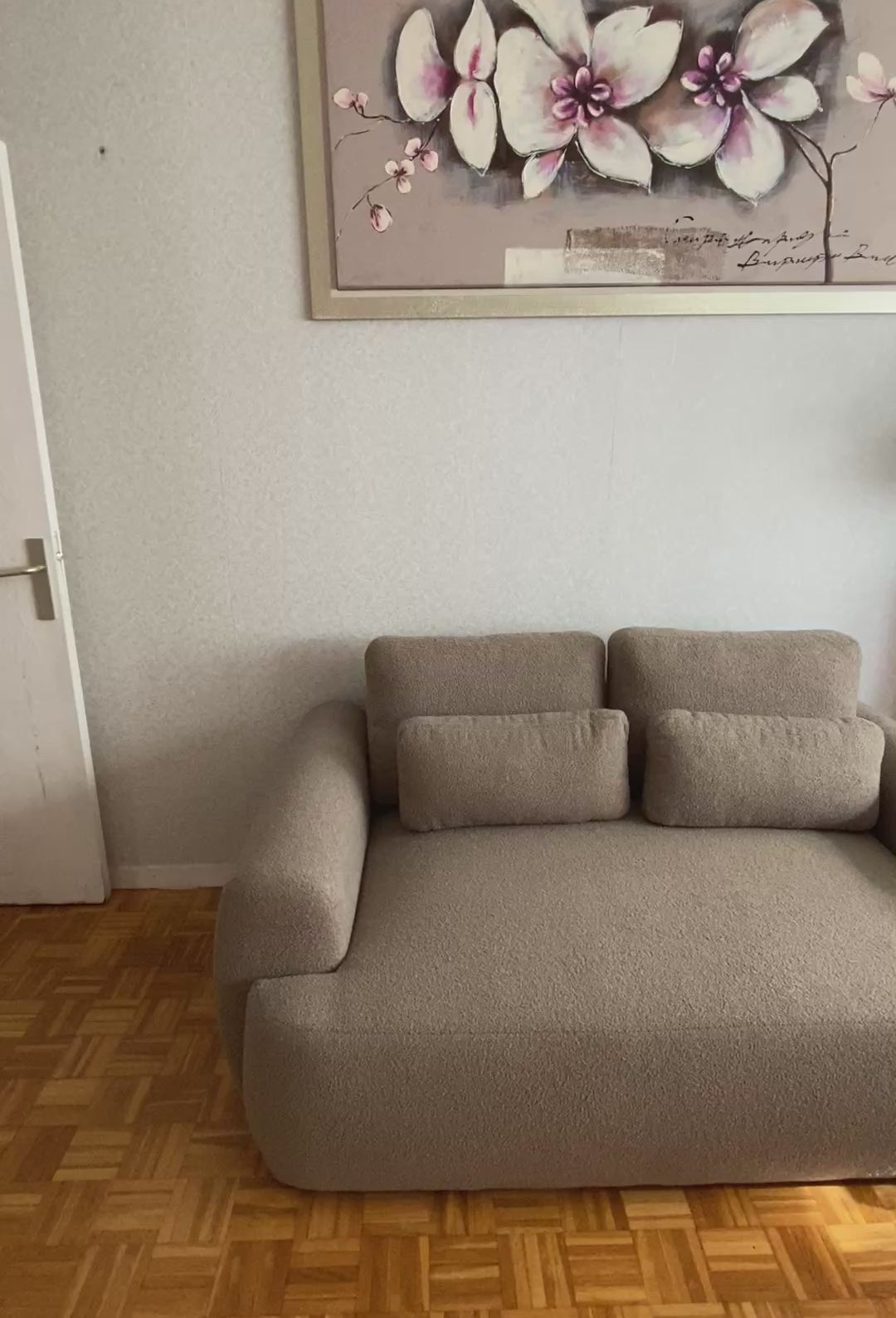 Vidéo retour client du canapé droit compact 2 places Oberkampf en tissu bouclette taupe de chez Paname Avenue dans leur salon une fois installé.