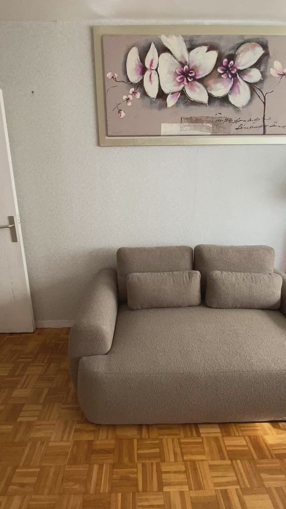 Vidéo retour client du canapé droit compact 2 places Oberkampf en tissu bouclette taupe de chez Paname Avenue dans leur salon une fois installé.