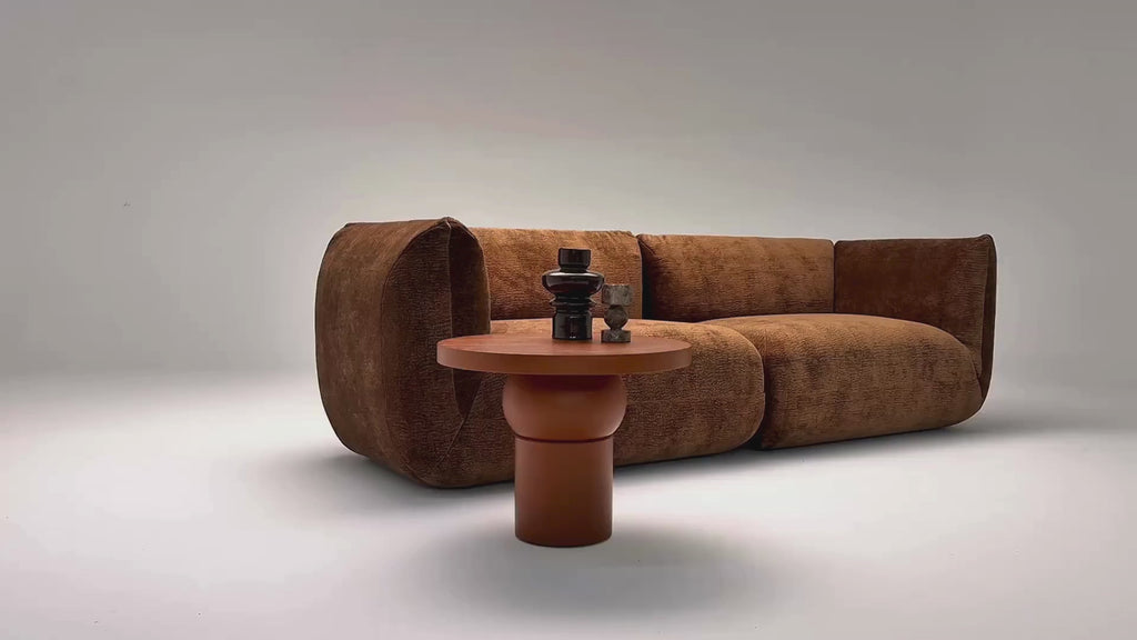 Vidéo de présentation du canapé droit Portefoin en tissu chenille marron, filmé en studio photo. Cette démonstration met en avant le design, les proportions, les accoudoirs et la qualité du revêtement.
